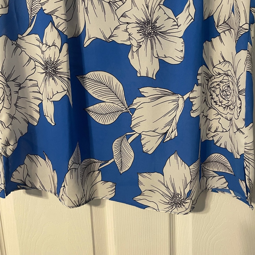 Banana Republic Blue and Ivory sleeveless floral blouse Size XS - Picture 3 of 9